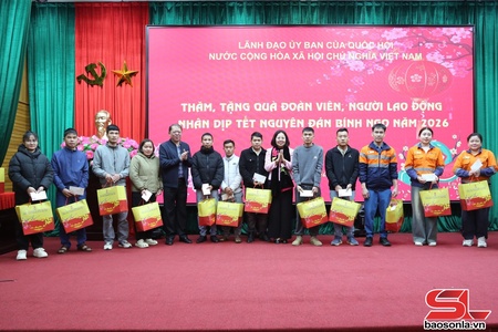 Trao quà Tết cho đoàn viên, người lao động tại xã Bắc Yên