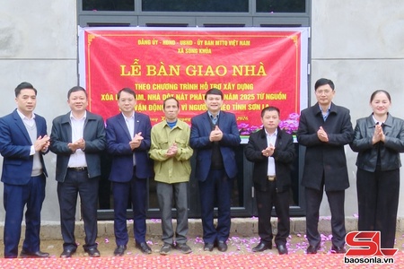 Quỹ “Vì người nghèo” tỉnh Sơn La bàn giao nhà cho hộ nghèo tại xã Song Khủa