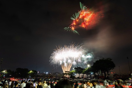 Rực rỡ màn pháo hoa đêm Giao thừa chào năm mới Bính Ngọ 2026