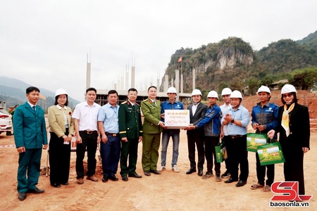 Đồng chí Chủ tịch UBND tỉnh thăm, động viên công nhân thi công xuyên Tết tại Xuân Nha.