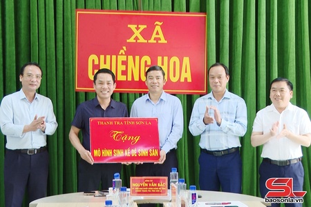 Thanh tra tỉnh tặng quà xã Chiềng Hoa