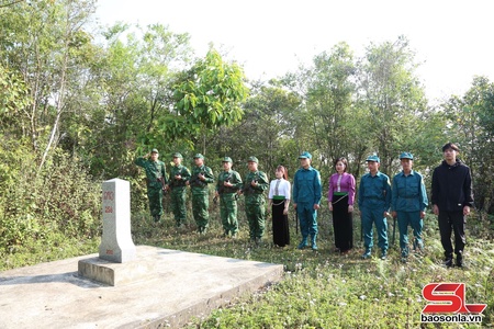 Vững vàng "thế trận lòng dân" nơi cửa khẩu quốc tế Lóng Sập