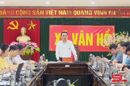 Đồng chí Phó Chủ tịch UBND tỉnh kiểm tra công tác bầu cử tại khu vực Vân Hồ