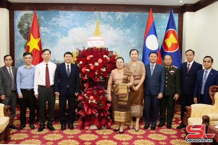 Lãnh đạo tỉnh chúc Tết cổ truyền Bun – Pi may Đại sứ quán Lào tại Hà Nội