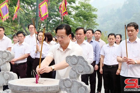 Thường trực Tỉnh ủy dâng hương Đền thờ Đại tướng Võ Nguyên Giáp