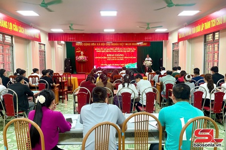 Khai giảng lớp bồi dưỡng nhận thức về Đảng tại cụm xã Gia Phù