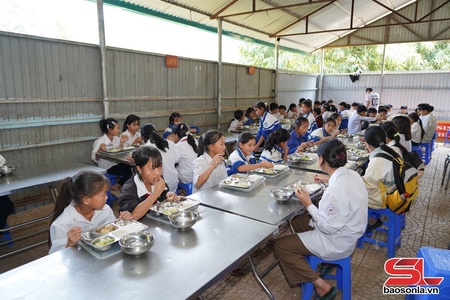 Bữa ăn bán trú giúp học sinh vùng cao bám lớp