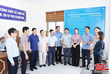 Đồng chí Đặng Ngọc Hậu, Phó Chủ tịch UBND tỉnh làm việc tại xã Long Hẹ