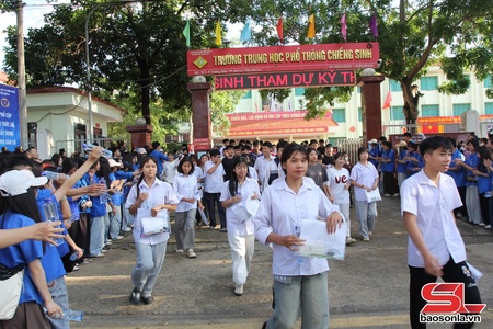 Trường THPT Chiềng Sinh kết thúc ngày đầu tiên thi vào lớp 10.