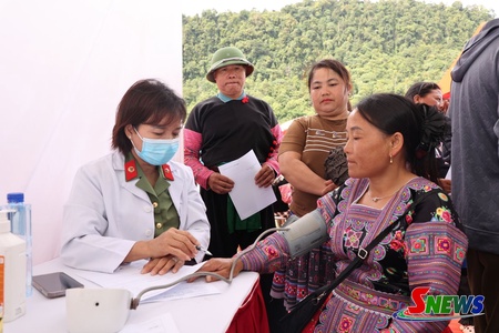 Khám bệnh, cấp phát thuốc miễn phí cho nhân dân trên địa bàn xã Vân Hồ