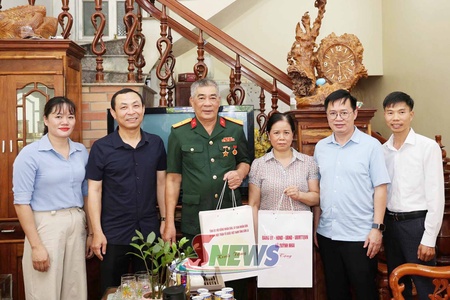 Trưởng Ban Tổ chức Tỉnh ủy thăm, tặng quà thương, bệnh binh xã Quỳnh Nhai