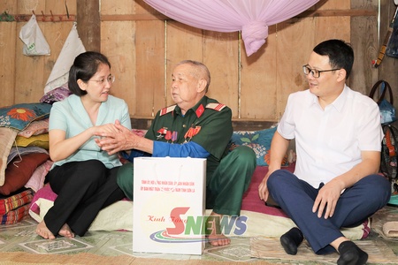 Đồng chí Chủ nhiệm Ủy ban Kiểm tra Tỉnh ủy thăm, tặng quà người có công tại xã Mường La