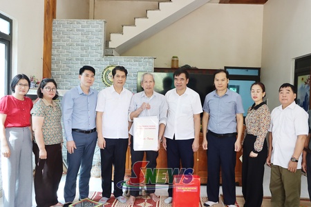 Đồng chí Phó Chủ tịch Thường trực HĐND tỉnh thăm, tặng quà thương binh, bệnh binh tại xã Tường Hạ
