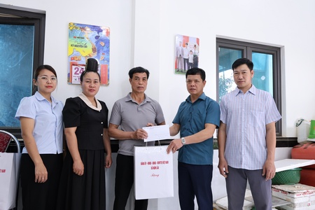 Xã Nậm Lầu tặng quà gia đình chính sách