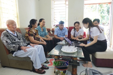 Phường Tô Hiệu giải quyết thủ tục hành chính lưu động tại nhà cho người có công và người cao tuổi