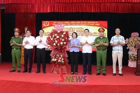 Đồng chí Chủ nhiệm Ủy ban Kiểm tra Tỉnh ủy dự Ngày hội Toàn dân bảo vệ an ninh Tổ quốc tại xã Ngọc Chiến