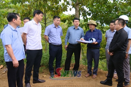 Đồng chí Đặng Ngọc Hậu kiểm tra, tháo gỡ khó khăn, vướng mắc trong thực hiện các nhiệm vụ tại xã Chiềng Sung