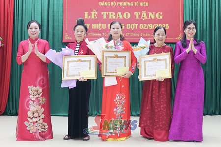 Trao tặng Huy hiệu Đảng cho 41 đảng viên thuộc Chi bộ tổ 13, Đảng bộ phường Tô Hiệu