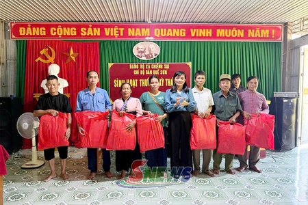 Đồng chí Trưởng ban Nội chính Tỉnh ủy dự sinh hoạt Chi bộ bản Quế Sơn, xã Chiềng Sại