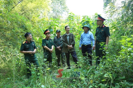 Khảo sát, xác minh thông tin mộ liệt sĩ tại xã Gia Phù