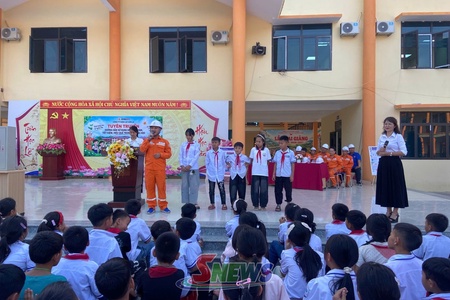 Tuyên truyền sử dụng điện an toàn, tiết kiệm cho học sinh