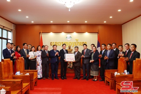 Đồng chí Chủ tịch UBPX tỉnh Sơn La phôngv tsiaz Hli shông yiaz tỉnh Luông Nậm Thà