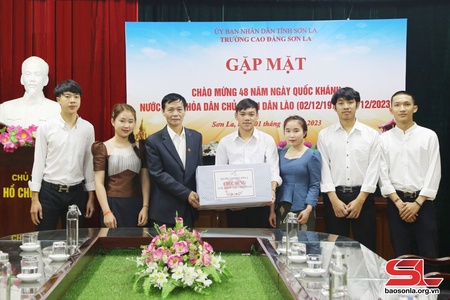 Trương cao đẳng Sơn La pọ nả chôm mơng 48 mự Quốc khánh mương Công hoa dần chủ dần mương Lao