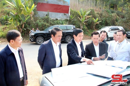Chairman of provincial People's Committee inspects planning work in Quynh Nhai district