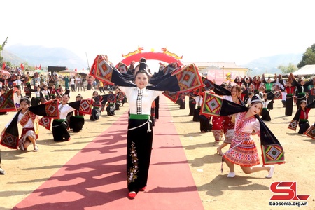 ‘Cau mua’ festival held in Chieng Cang commune