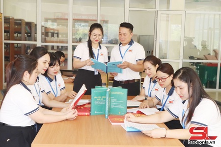 Đẩy mạnh nghiên cứu khoa học gắn lý luận với thực tiễn