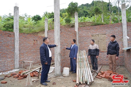 Giúp hộ nghèo “an cư lạc nghiệp”