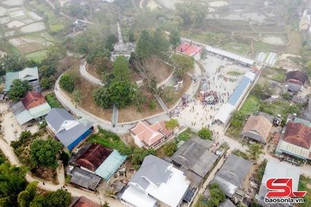 Rộn ràng chợ phiên bên tháp cổ Mường Và