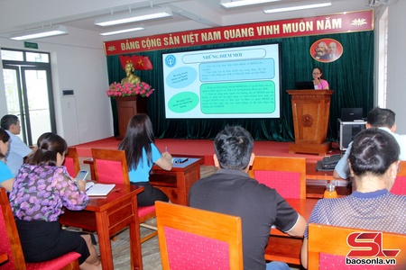 Tăng cường giáo dục chính trị, tư tưởng, pháp luật cho công nhân