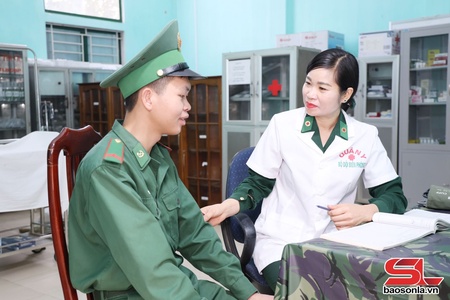 Chiến sĩ quân y làm theo lời Bác