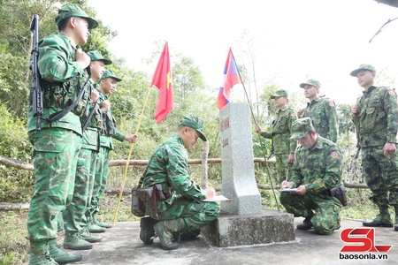 Thắm tình đoàn kết nơi biên giới