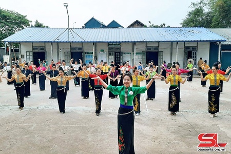 Yên Châu truyền dạy “Vũ điệu kết đoàn” và nghệ thuật xòe Thái
