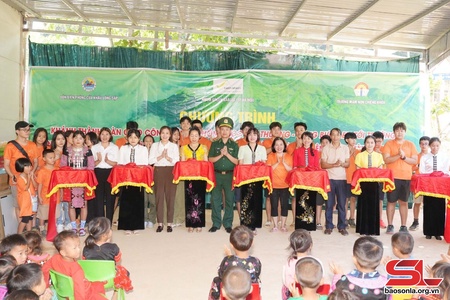 Trao phòng học cho điểm trường Xa Lú