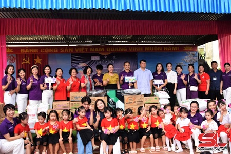 Chương trình tặng quà và gala “Ghép đôi trăng tròn” tại huyện Mộc Châu