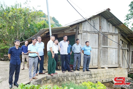 Đồng chí Phó Chủ tịch UBND tỉnh kiểm tra đánh giá sạt trượt tại điểm trường bản Đèo Chẹn