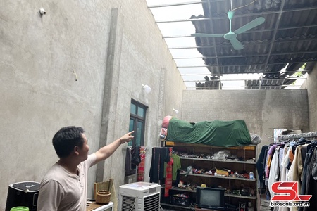 Mưa đá, gió lốc làm thiệt hại 86 ngôi nhà tại xã Chiềng Pấc