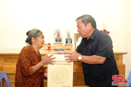 Đồng chí Phó Chủ tịch HĐND tỉnh thăm, tặng quà các gia đình chính sách 