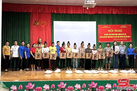 Đoàn thanh niên xã Chiềng Khương tặng quà cho 90 hộ nghèo