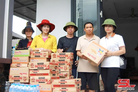 Đoàn thiện nguyện Club 26 Sơn La hỗ trợ các gia đình bị thiệt hại do mưa lũ 