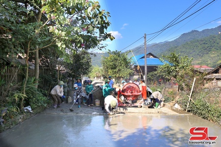 Ấm áp nghĩa tình đồng bào trong mưa lũ 