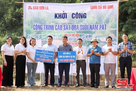 Khởi công công trình cầu sắt qua suối Nậm Pát