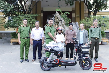 Công an huyện Quỳnh Nhai trao tặng xe đạp điện cho học sinh có hoàn cảnh khó khăn 