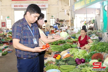 Đoàn kiểm tra liên ngành của Ban Chỉ đạo An toàn thực phẩm tỉnh làm việc tại thành phố