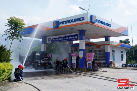 Diễn tập phòng cháy, chữa cháy tại Cửa hàng xăng dầu số 38, huyện Phù Yên