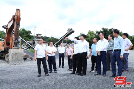 Đồng chí Phó Chủ tịch UBND tỉnh nắm tình hình sắp xếp tài sản công tại xã Chiềng Mung