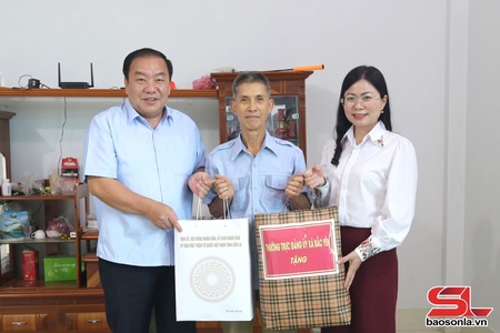 Đồng chí Phó Chủ tịch HĐND tỉnh dâng hương các Anh hùng liệt sĩ và thăm, tặng quà các bệnh binh, thân nhân liệt sĩ tại xã Bắc Yên